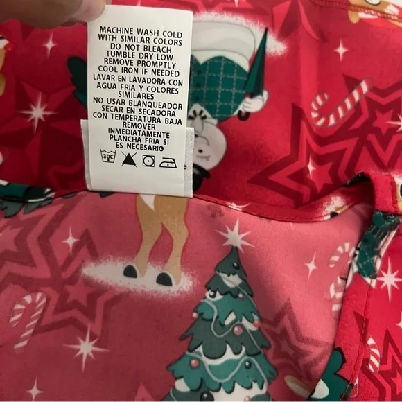 Rudolph Christmas Women’s V-Neck Medium 2 Pockets Multi Colored Scrub Top NWT - Picture 9 of 10